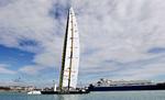 Kampklar. Masten på BMW Oracle-båden er 68 meter høj. 