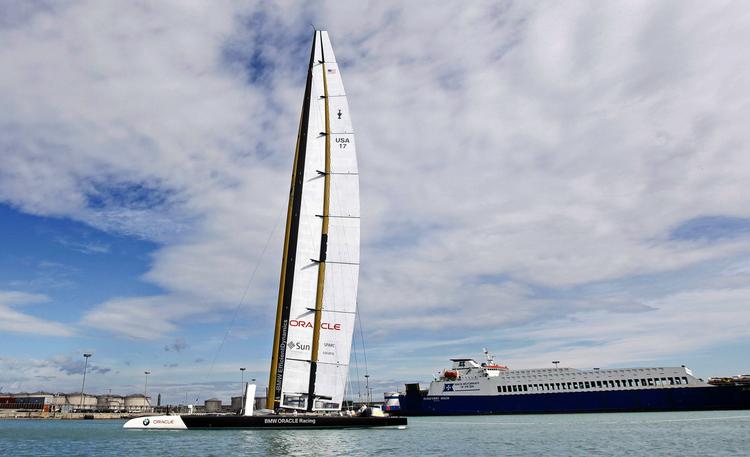 Kampklar. Masten på BMW Oracle-båden er 68 meter høj. 