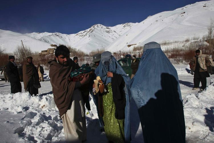 Sorg. Mange mennesker er blevet dræbt eller såret ved et stort lavineskred i Afghanistan. 