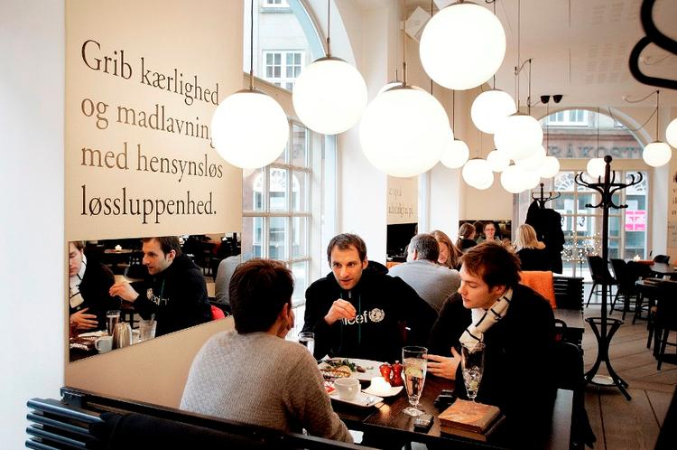 G.‘s varianter af pasta og bøf føjer ikke noget nyt til historien, og man forlader caféen med en følelse af, at G står for gennemsnitlig. 