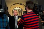 Spotlight. Et talstærkt pressekorps mødte Søren Gade inden samrådet. 