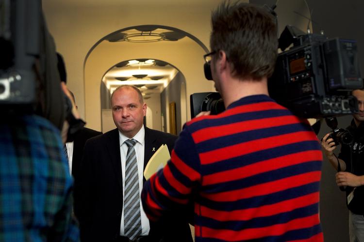 Spotlight. Et talstærkt pressekorps mødte Søren Gade inden samrådet. 