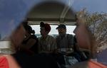 Ti amerikanere har skabt røre i Haiti, da de forsøgte at forlade landet med en stor gruppe haitianske børn - uden dokumenter. De forsvarer sig med, at de havde fået at vide, at børnene var forældreløse. Her ses nogle af de anklagede på vej til retten i Port-au-Prince. 