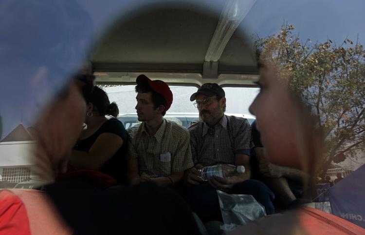 Ti amerikanere har skabt røre i Haiti, da de forsøgte at forlade landet med en stor gruppe haitianske børn - uden dokumenter. De forsvarer sig med, at de havde fået at vide, at børnene var forældreløse. Her ses nogle af de anklagede på vej til retten i Port-au-Prince. 