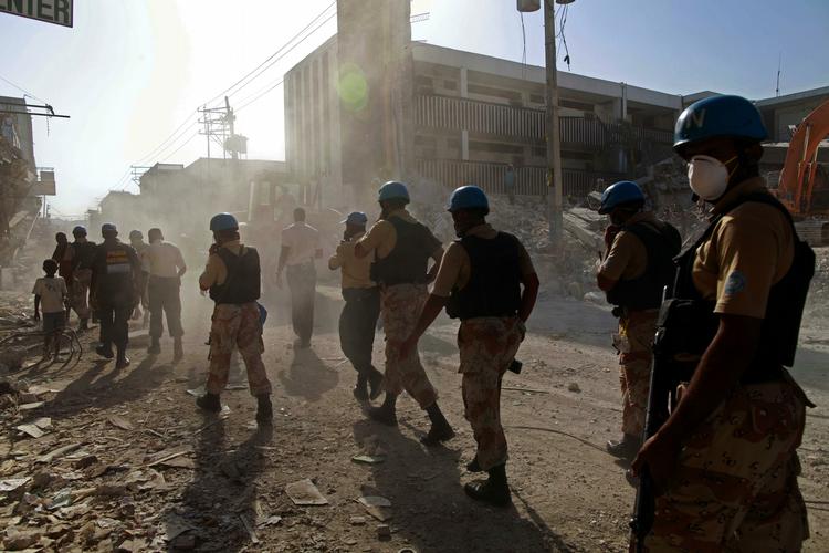 Sikkerhedsstyrker fra FN patruljerer en gade i centrum af Port-au-Prince. 