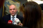 Lækagesag. Forsvarsminister Søren Gade (V) ser med fuld fortrøstning på, at politiet undersøger, hvem der stod bag lækagen af oplysninger om en hemmelig jægermission i 2007. 