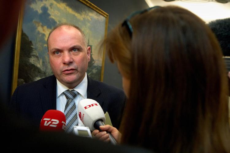 Lækagesag. Forsvarsminister Søren Gade (V) ser med fuld fortrøstning på, at politiet undersøger, hvem der stod bag lækagen af oplysninger om en hemmelig jægermission i 2007. 