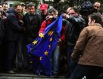 Protest Grækerne er på gaden i dag blandt andet for at protestere mod EU's pres på landet for at sænke lønninger og regeringens stramninger. 