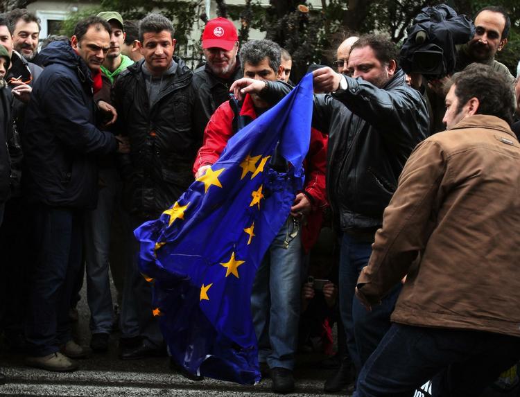 Protest Grækerne er på gaden i dag blandt andet for at protestere mod EU's pres på landet for at sænke lønninger og regeringens stramninger. 