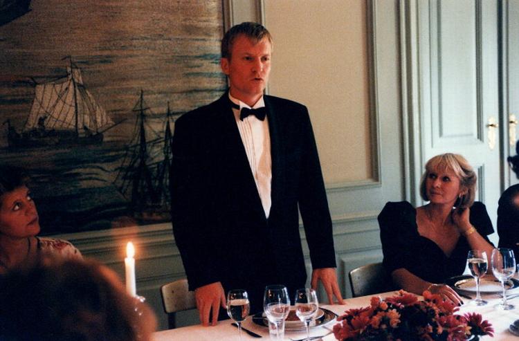 Familiedrama. Dogmedramaet 'Festen' fra 1998 blev Thomas Vinterbergs gennembrudsfilm. På billedet holder Christian (Ulrich Thomsen) en skæbnesvanger tale for sin far, Helge (Henning Moritzen). 