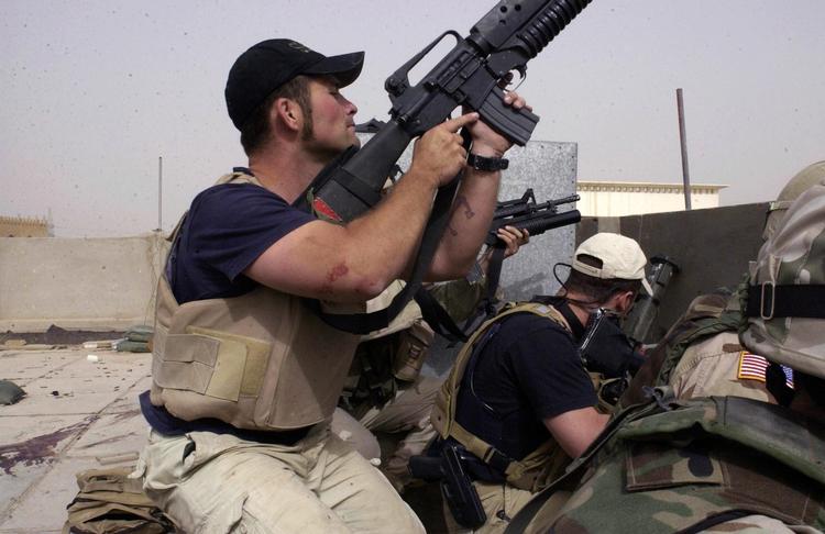 SIKKERHEDSVAGTER. Blackwateransatte i ildkamp i Najaf i 2004. 