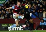 uafgjort. Aston Villas Luke Young (tv) kæmper om bolden med Manchester Uniteds Antonio Valencia i de to klubbers  møde, der endte uafgjort. 