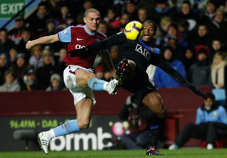 uafgjort. Aston Villas Luke Young (tv) kæmper om bolden med Manchester Uniteds Antonio Valencia i de to klubbers  møde, der endte uafgjort. 