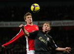 Duel. Bendtner (til venstre) trak det længste strå mod Liverpool og Dirk Kuyt. 