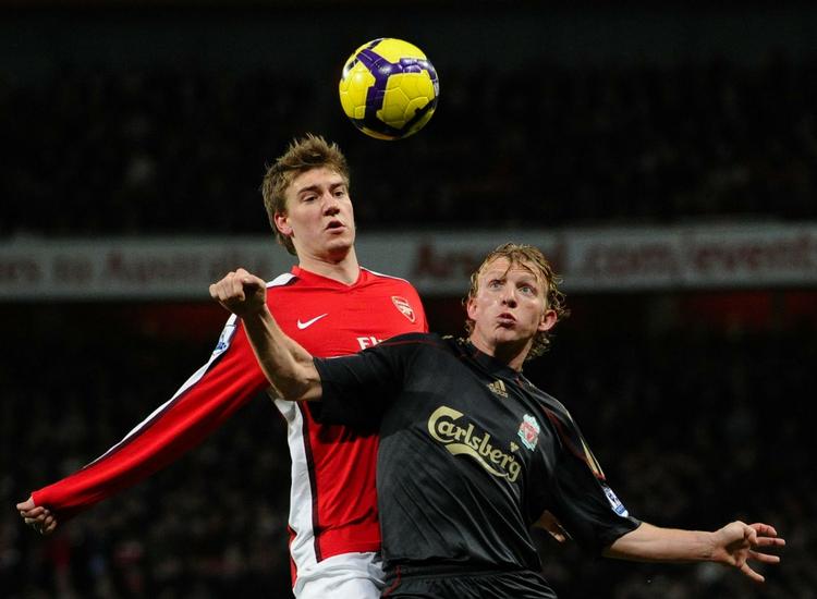 Duel. Bendtner (til venstre) trak det længste strå mod Liverpool og Dirk Kuyt. 