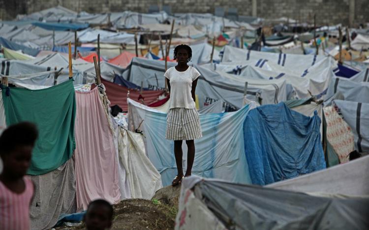 LEJR. Haitiansk kvinde i en uorganiseret teltlejr i landets ødelagte hovedstad. 
