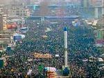 Demonstration Hundredetusinder er på gaden i den iranske hovedstad Teheran for at markere årsdagen for Den Islamiske Revolution. Flere moddemonstrationer er varslet. 