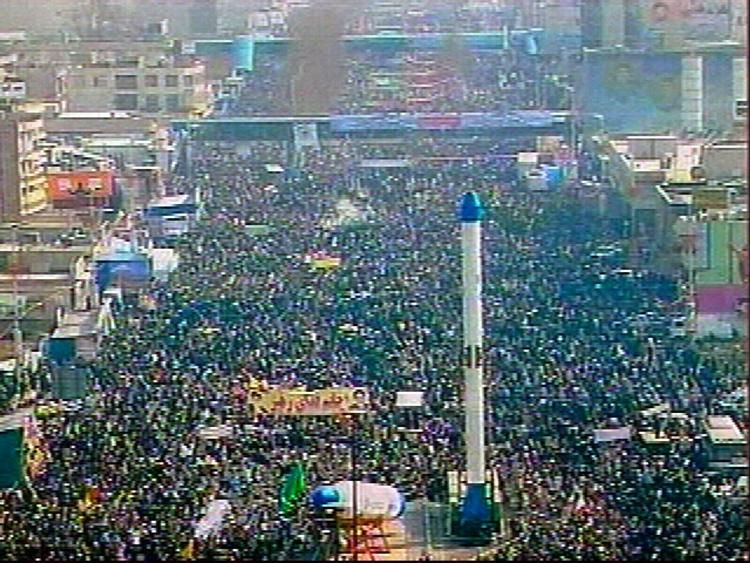 Demonstration Hundredetusinder er på gaden i den iranske hovedstad Teheran for at markere årsdagen for Den Islamiske Revolution. Flere moddemonstrationer er varslet. 