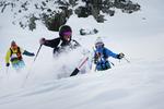 LIGEVÆGT. Brug begge ski i offpisten. Her har Bonnie Duff, Nanna Fønss og Sebastian Nyrup Hansen vovet sig ud i den dybe sne ved Sarenne-pisten i Alpe d'Huez. 