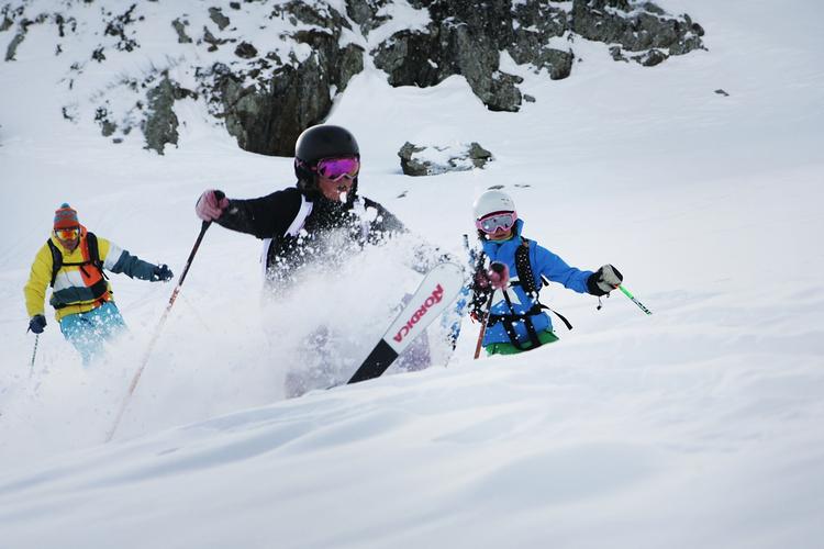 LIGEVÆGT. Brug begge ski i offpisten. Her har Bonnie Duff, Nanna Fønss og Sebastian Nyrup Hansen vovet sig ud i den dybe sne ved Sarenne-pisten i Alpe d'Huez. 