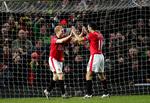 tvivlsom. Manchester United har kampfri i weekenden, når der afvikles FA Cup-kampe i England, så Ryan Giggs (th. sammen med Paul Scholes) har tid til at få undersøgt og behandlet sin skadede arm. Arkivfoto. 