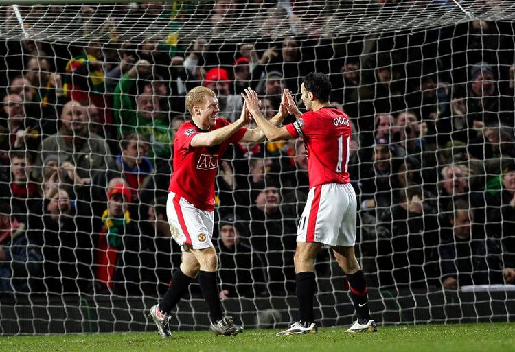 tvivlsom. Manchester United har kampfri i weekenden, når der afvikles FA Cup-kampe i England, så Ryan Giggs (th. sammen med Paul Scholes) har tid til at få undersøgt og behandlet sin skadede arm. Arkivfoto. 