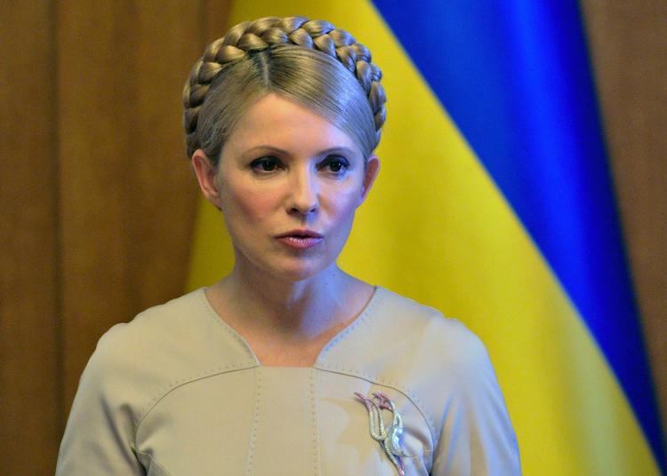 Julia Timosjenko angriber hun  Janukovitj og Regionernes Parti for at løbe valgløfterne om højere løn og pension. 