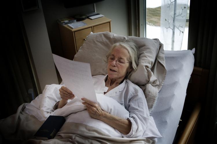 Maja Lucas' kortroman skildrer tre faser i et sygdomsforløb, fra hospice til død. 