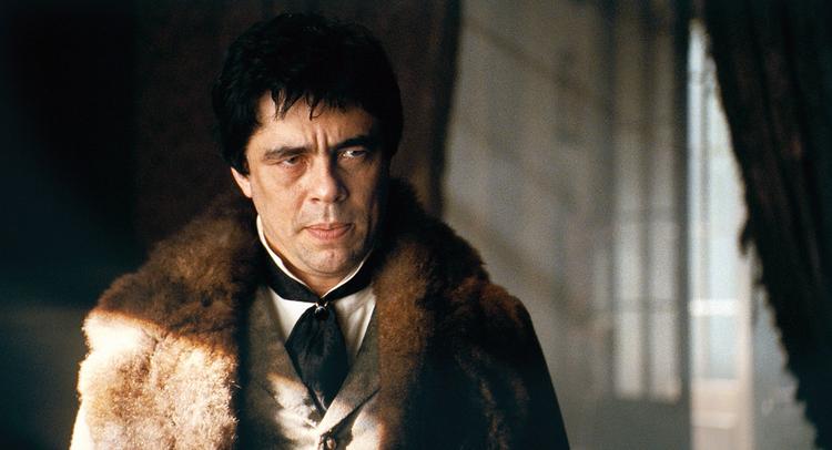 Med et ansigt fuld af skyggesider er Benicio del Toro oplagt i rollen  som varulv. Det  demonstrerer  han efter alle  traditionens regler i 'The Wolfman'. Foto: United  International  Pictures 