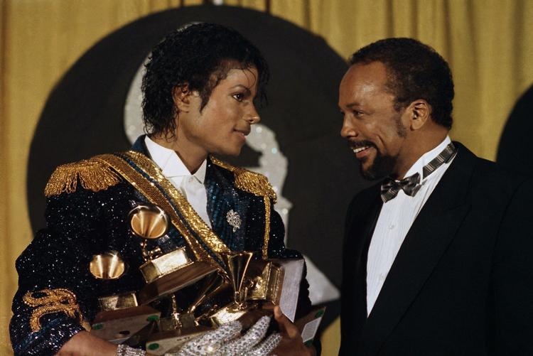 En slags genforening. Michael Jackson ses her med Quincy Jones i midten af 80'erne. Jones producerede den originale 'We Are the World', som var skrevet af Jackson og Lionel Richie. Arkivfoto.Jones, Jackson og Lionel Richie 