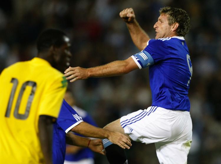 Tankcenterforward. Trods sine 36 år er det blot blevet til 12 landskampe for Martin Palermo (til højre). Skader har flere gange sat den store angriber ud af spillet i lange perioder. 