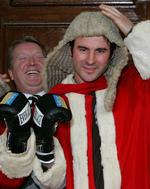 Pengestrid. Der var engang, at Frank Warren (tv.) og Joe Calzaghe (th.) kunne tale sammen. Nu er Joe Calzaghe trukket sagfører parykken for alvor. Arkivfoto. 