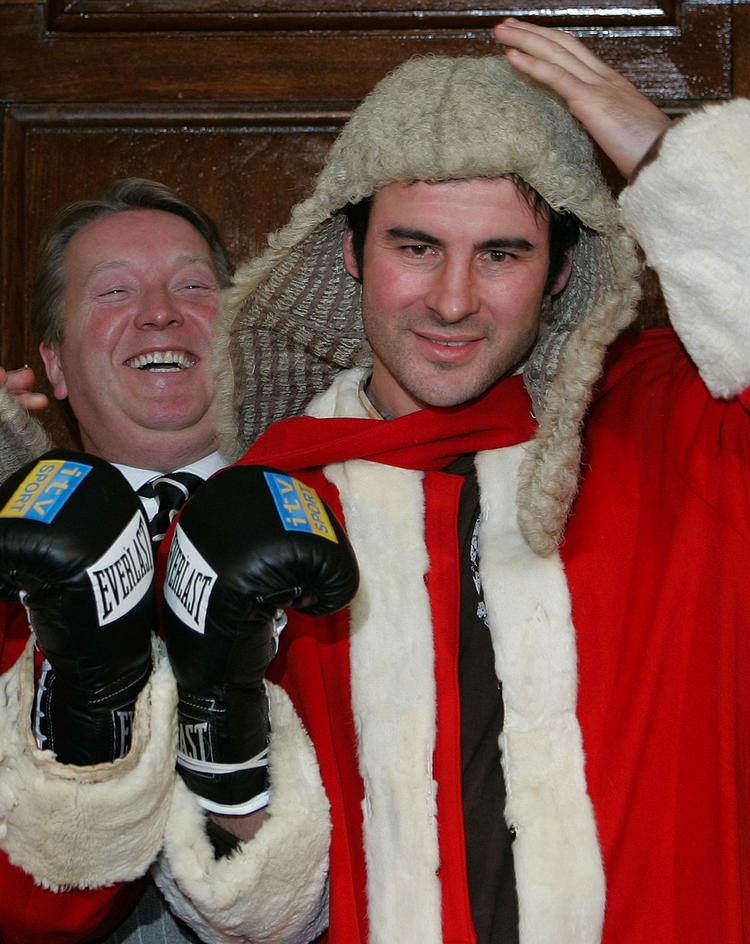 Pengestrid. Der var engang, at Frank Warren (tv.) og Joe Calzaghe (th.) kunne tale sammen. Nu er Joe Calzaghe trukket sagfører parykken for alvor. Arkivfoto. 
