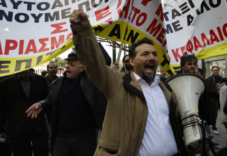 Demonstration. Taxachauffører protesterede i dag foran Finansministeriet i Athen i protest mod regeringens planer om højere benzinafgifter - et af midlerne til at få løst den økonomiske krise. 