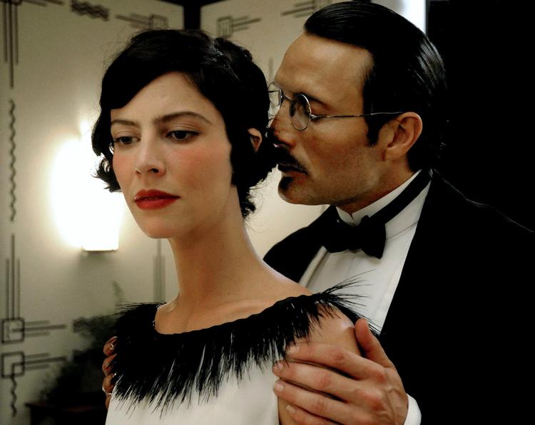 Anna Mouglalis og Mads Mikkelsen har ikke fået meget at arbejde med i rollerne som de forelskede Coco og Igor. Foto: Camera Film 