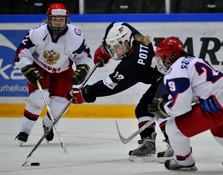 fanget. Svetlana Terenteva (tv) i kamp for Rusland mod USA ved VM i Finland sidste år. Arkivfoto. 