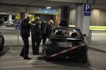 SKYDERI. Betjente ved den bil, som skudoffers venner ankom til hospitalet i. Bilen har knust bagrude, men ødelæggelsen stammer ifølge politiet ikke fra et skud. 