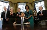 Til kamp mod fedmen. Barack Obama underskriver kampagnen, der skal gøre de amerikanske børn sundere. 