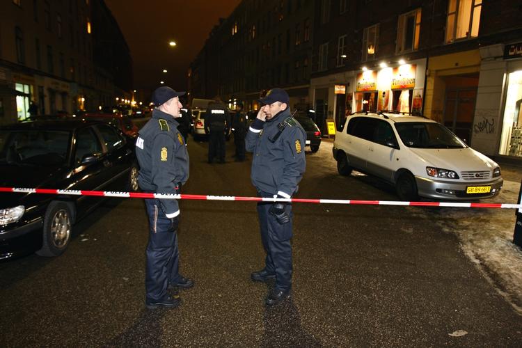 SKYDERI. Politibetjente ved Heimdalsgade, hvor to mænd blev ramt af skud torsdag aften. 