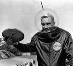 tallerkner. På billedet fra 1957 blander Walter Fredrick Morrison fascinationen af UFO'er med det nye legetøj. Arkivfoto. 