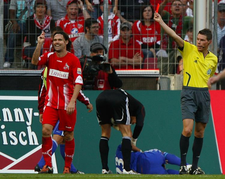 Rødt. Fifa-dommeren Michael Kempter (til højre med det røde kort) kræver kollega 'udvist'. Arkivfoto. 