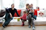 Trygge børn. »Det er mit livsværk«, siger Daniel Vega Møller med et smil om den hjemmebyggede lave sofa, der kun er 20 cm. høj. 