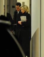 Besøg. Hillary Clinton forlader Columbia Presbyterian Hospital i New York efter at have besøgt sin mand. 