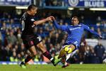 SKADET. Med en brækket ankel er Ashley Cole ikke til disposition i de næste måneder for hverken Chelsea eller England. Billedet er fra Chelseas kamp mod Everton og Steven Pienaar i december. Arkivfoto. 