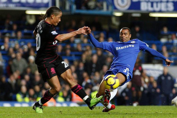 SKADET. Med en brækket ankel er Ashley Cole ikke til disposition i de næste måneder for hverken Chelsea eller England. Billedet er fra Chelseas kamp mod Everton og Steven Pienaar i december. Arkivfoto. 