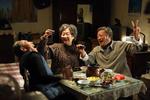 MORMOR-CUISINE.  Åbningsfilmen  på årets festival er en perlende reklame for kinesisk mad, som her nydes af de aldrende deltagere i en uløselig kærlighedstrekant med risvin og fællessang. Foto: Berlinalen 