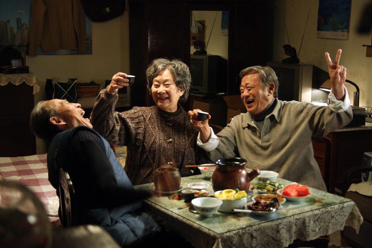 MORMOR-CUISINE.  Åbningsfilmen  på årets festival er en perlende reklame for kinesisk mad, som her nydes af de aldrende deltagere i en uløselig kærlighedstrekant med risvin og fællessang. Foto: Berlinalen 