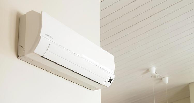 Varmepumpens termostat skal kunne indstilles til 12 grader eller derunder, og den skal skal være beregnet til dansk klima og skal kunne afrime ved lave temperaturer for at få Elsparemærket. 