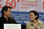 Berlinalen. Den irske skuespiller Pierce Brosnan pjatter med sin britiske kollega Olivia Williams på et pressemøde for Polanskis 'The Ghost Writer' i Berlin. 
