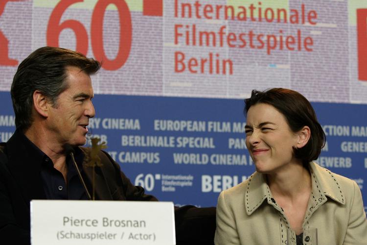 Berlinalen. Den irske skuespiller Pierce Brosnan pjatter med sin britiske kollega Olivia Williams på et pressemøde for Polanskis 'The Ghost Writer' i Berlin. 